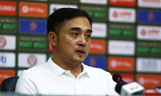 Huấn luyện viên Đức Thắng không hài lòng về trọng tài khi Bình Định hoà TPHCM. Ảnh: Thanh Vũ