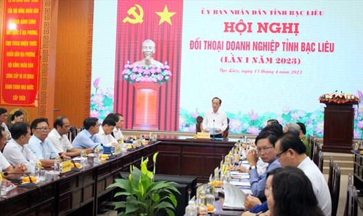 Chủ tịch UBND tỉnh Bạc Liêu đối thoại với doanh nghiệp nhằm tháo gỡ khó khăn cho doanh nghiệp. Ảnh: Nhật Hồ