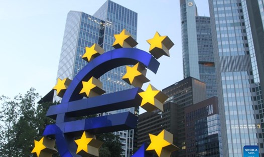 Một bức tượng đồng euro ở Frankfurt, Đức. Ảnh: Xinhua