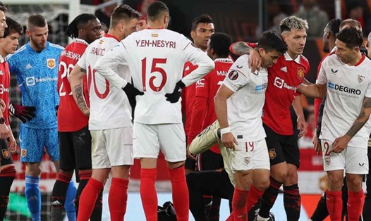 Lisandro Martinez dính chấn thương trong trận đấu với Sevilla.  Ảnh: CLB Manchester United