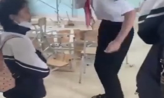 Nữ sinh bị đánh phải quỳ dưới đất và không dám phản kháng được đưa lên mạng xã hội. Ảnh cắt từ clip