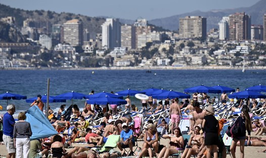 Khách du lịch tập trung tại bãi biển Levante ở Benidorm, Tây Ban Nha vào ngày 8.4.2023. Ảnh: AFP
