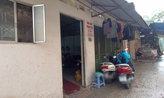 Dọc theo các ngõ hẻm xung quanh Bệnh viện K2 (xã Tam Hiệp, huyện Thanh Trì, Hà Nội) liên tục xuất hiện những tấm biển cho thuê nhà trọ tập thể giá rẻ. Ảnh: Thu Giang