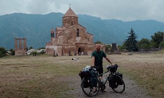 Chàng trai dừng chân bên một nhà thờ ở Armenia. Ảnh: Nhân vật cung cấp
