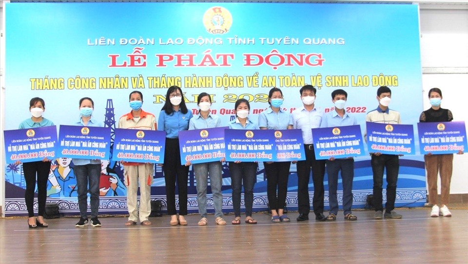 Lãnh đạo LĐLĐ tỉnh Tuyên Quang trao hỗ trợ Mái ấm Công đoàn cho đoàn viên khó khăn trong Tháng Công nhân 2022. Ảnh: Công đoàn Tuyên Quang