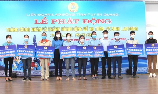 Lãnh đạo LĐLĐ tỉnh Tuyên Quang trao hỗ trợ Mái ấm Công đoàn cho đoàn viên khó khăn trong Tháng Công nhân 2022. Ảnh: Công đoàn Tuyên Quang