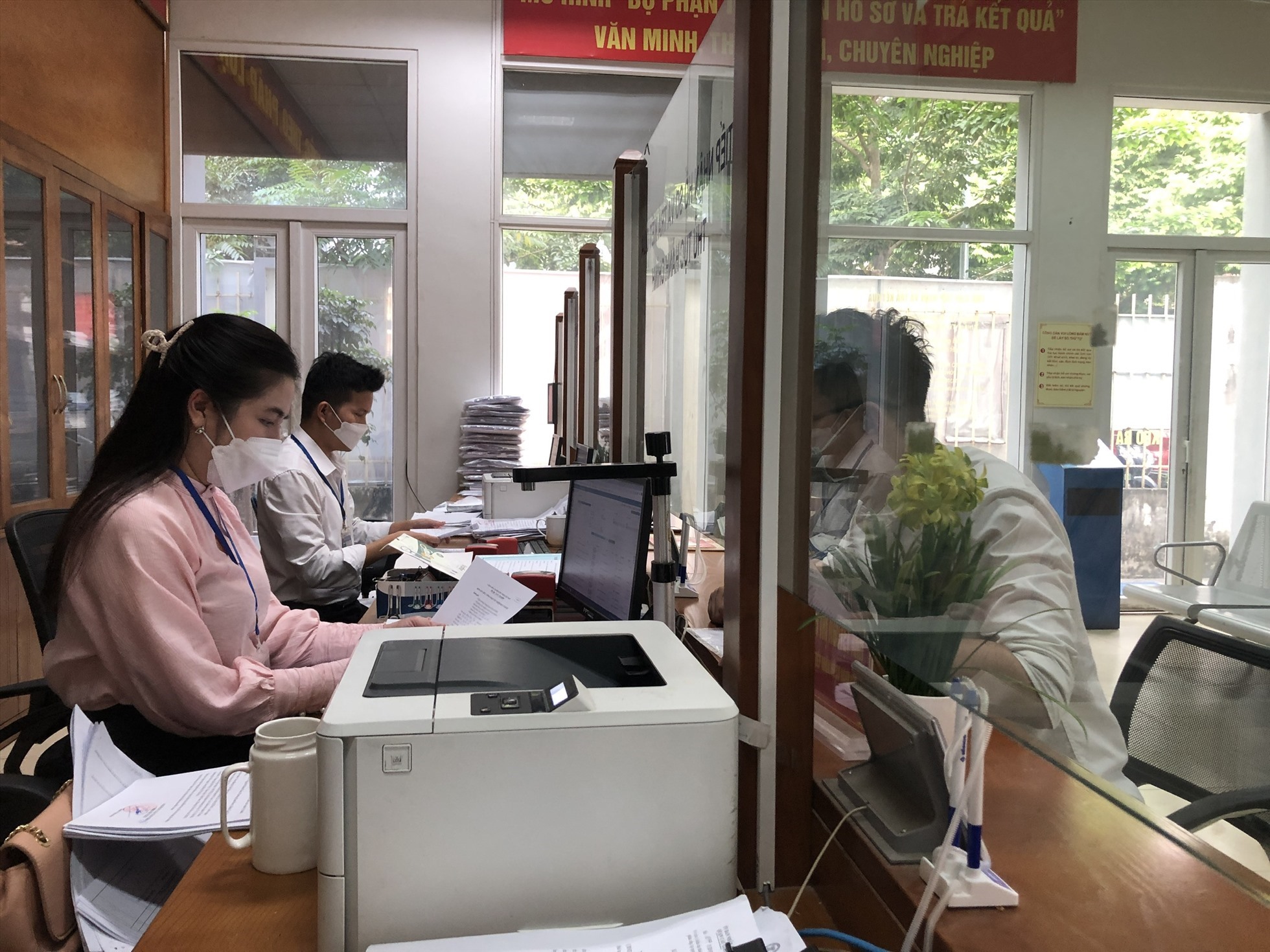 Công chức phường Quan Hoa (quận Cầu Giấy, Hà Nội) trong thời giờ làm việc. Ảnh minh hoạ: Bảo Hân