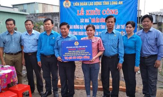 Trao tặng "Mái ấm Công đoàn" cho đoàn viên Nguyễn Thị Thanh Thảo. Ảnh: Kỳ Quan