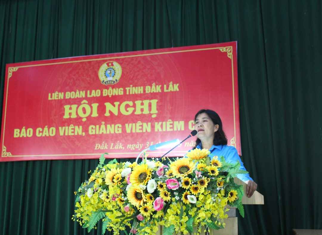 Phó Chủ tịch Thường trực LĐLĐ tỉnh Đắk Lắk - Nguyễn Thị Lý phát biểu tại hội nghị. Ảnh: Quốc Diễn