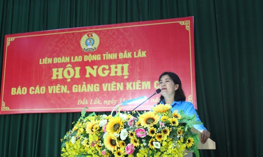 Phó Chủ tịch Thường trực LĐLĐ tỉnh Đắk Lắk - Nguyễn Thị Lý phát biểu tại hội nghị. Ảnh: Quốc Diễn