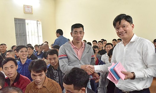 Chủ tịch Công đoàn Công ty - Nguyễn Văn Vĩnh trao khuyến khích tiền lương cho công nhân đạt năng suất cao tại Phân xưởng KT5. Ảnh: Công ty Than Mạo Khê