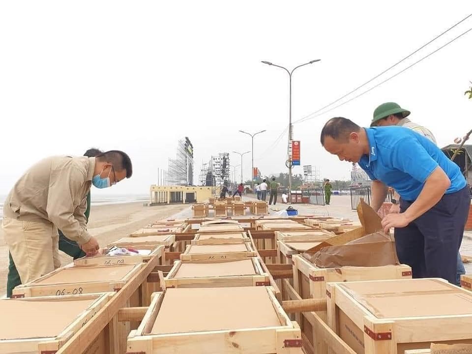 Giàn pháo hoa được tập kết xuống bãi biển Cửa Lò. Ảnh: Quỳnh Trang