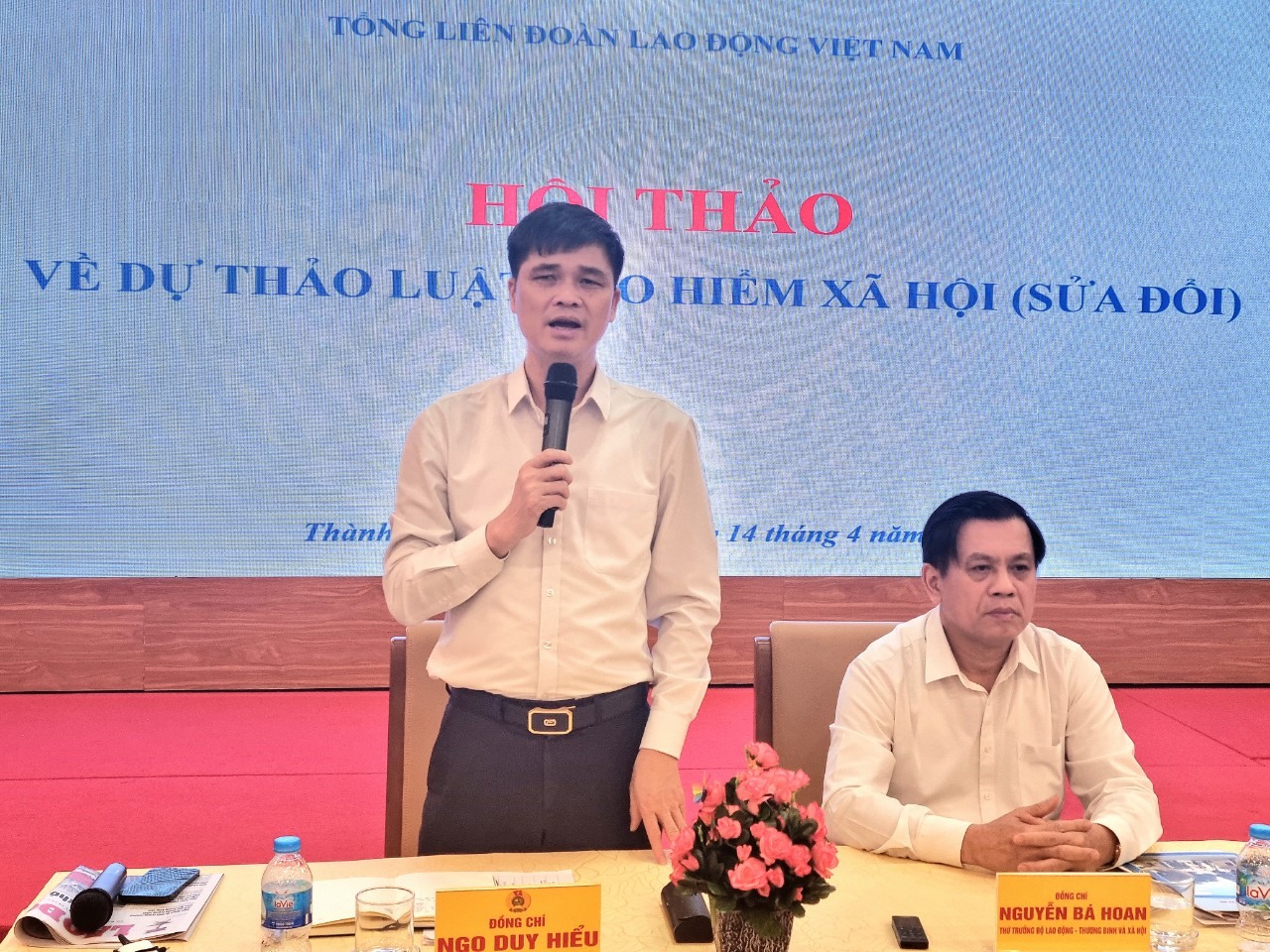 Phó Chủ tịch Tổng LĐLĐ Việt Nam Ngọ Duy Hiểu và Thứ trưởng Bộ LĐTBXH Nguyễn Bá Hoan chủ trì hội thảo. Ảnh: Nam Dương