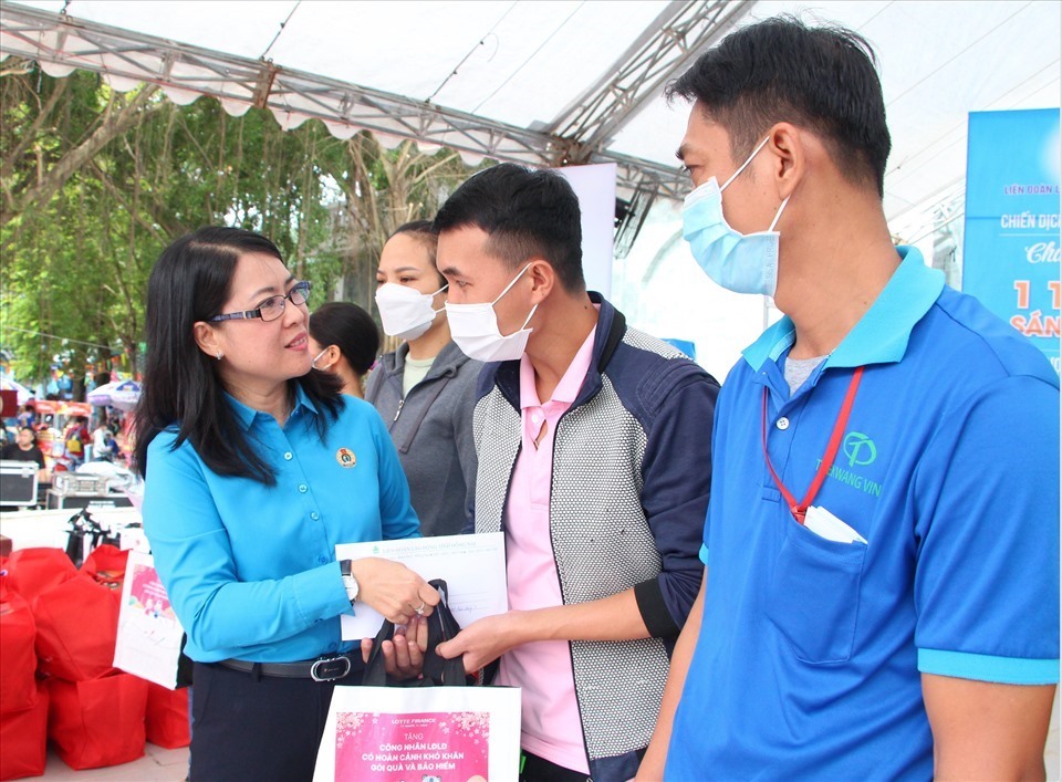 Chủ tịch LĐLĐ tỉnh Đồng Nai Nguyễn Thị Như Ý tặng quà cho công nhân lao động có hoàn cảnh khó khăn nhân tháng Công nhân 2022. Ảnh: Hà Anh Chiến