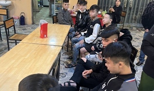 Nhóm thanh thiếu niên tụ tập tại quán bia U.T. Ảnh: Công an tỉnh Hải Dương