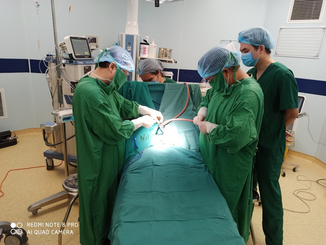Các bác sĩ phẫu thuật cho bệnh nhi. Ảnh: Bệnh viện cung cấp