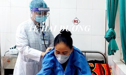 Theo dõi sức khỏe bệnh nhân mắc COVID-19 tại khoa Truyền nhiễm, Trung tâm Y tế huyện Gia Lộc. Ảnh minh hoạ: Sở Y tế Hải Dương
