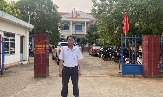 Ông Nguyễn Hữu Quảng - nguyên Chủ tịch UBND xã Ya Tờ Mốt - tại trụ sở TAND huyện Ea Súp. Ảnh: Bảo Trung