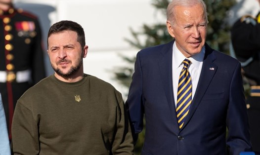 Tổng thống Mỹ Joe Biden (phải) đón Tổng thống Ukraina Volodymyr Zelensky tại Nhà Trắng ở Washington D.C, ngày 21.12.2022. Ảnh: Xinhua