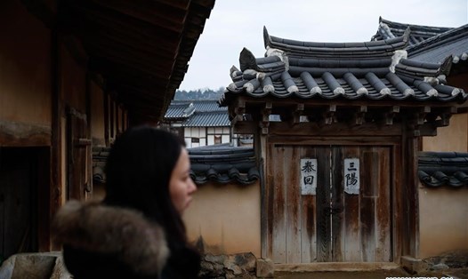Du khách thăm làng Hahoe ở Andong, Gyeongsangbuk-do, Hàn Quốc. Ảnh: Xinhua
