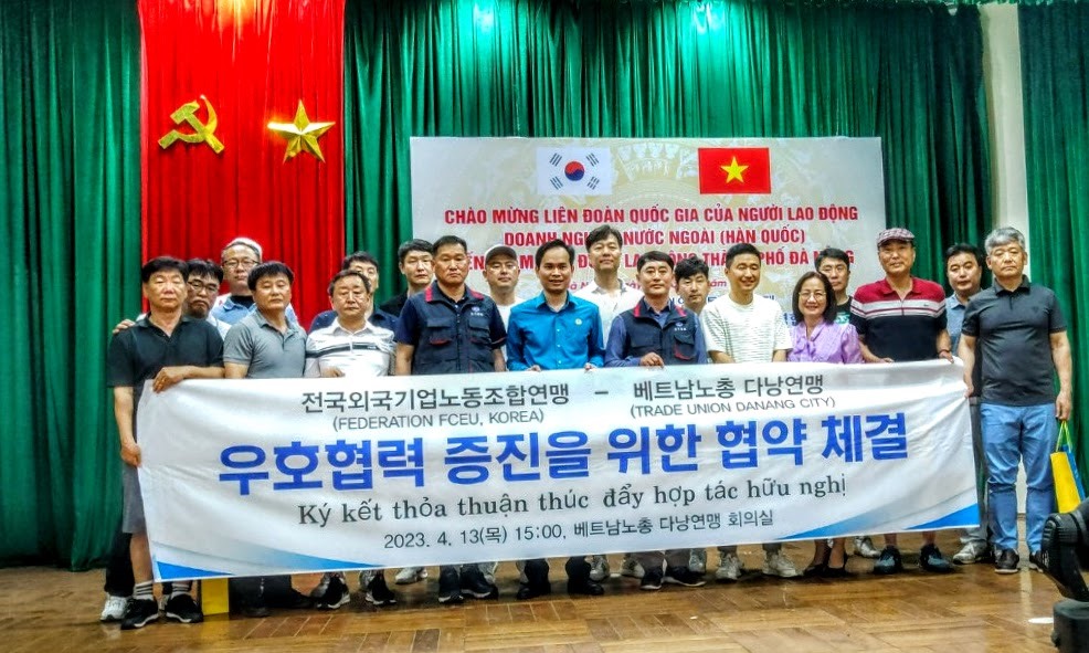 Đoàn công tác Liên đoàn quốc gia của người lao động doanh nghiệp nước ngoài (Hàn Quốc) chụp ảnh lưu niệm với lãnh đạo LĐLĐ thành phố Đà Nẵng. Ảnh: Trà Vân