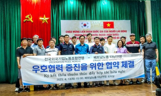 Đoàn công tác Liên đoàn quốc gia của người lao động doanh nghiệp nước ngoài (Hàn Quốc) chụp ảnh lưu niệm với lãnh đạo LĐLĐ thành phố Đà Nẵng. Ảnh: Trà Vân