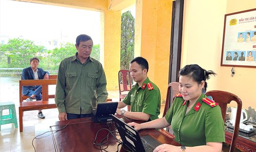 Lực lượng Công an làm thủ tục cấp Cấp căn cước công dân cho người dân trên địa bàn xã Xuân Chính, huyện Kim Sơn, Ninh Bình. Ảnh: Diệu Anh.