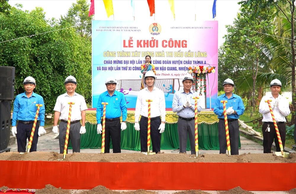 Lễ khởi công nhà thi đấu cầu lông - công trình chào mừng Đại hội lần thứ V Công đoàn huyện Châu Thành A, tiến tới chào mừng Đại hội XI Công đoàn tỉnh Hậu Giang. Ảnh: văn sỹ