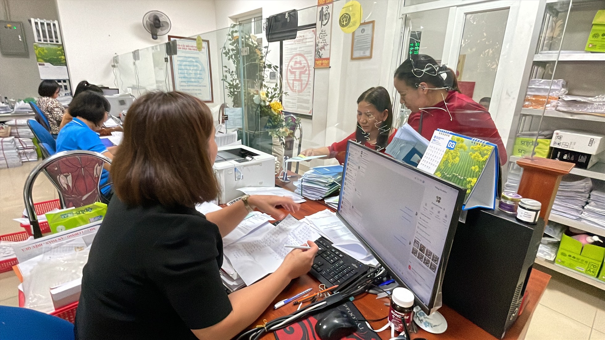 Người lao động Công ty Haprosimex tới BHXH huyện Gia Lâm (Hà Nội) để làm thủ tục chốt sổ BHXH. Ảnh: Hà Anh