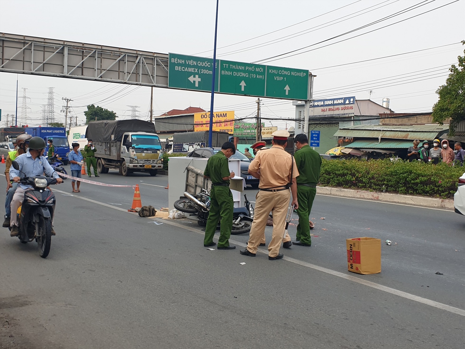 Truy tìm xe tải đầu kéo liên quan vụ tai nạn chết người ở Bình Dương