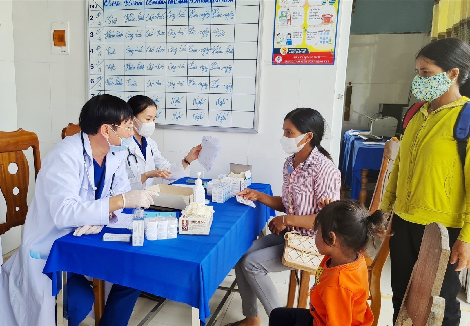 Đoàn bác sĩ tình nguyện về khám chữa bệnh ghẻ miễn phí cho người dân Nam Trà My, Quảng Nam. Ảnh: Hoàng Bin