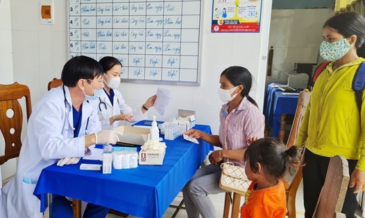 Đoàn bác sĩ tình nguyện về khám chữa bệnh ghẻ miễn phí cho người dân Nam Trà My, Quảng Nam. Ảnh: Hoàng Bin
