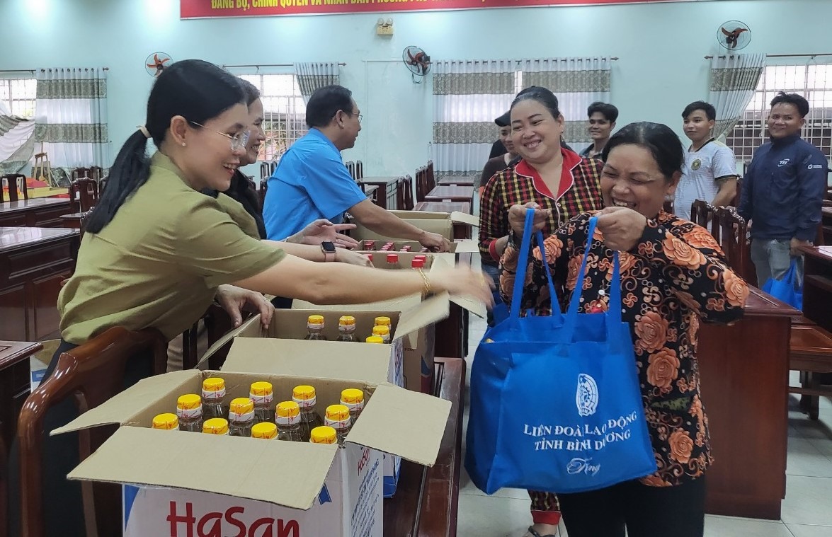 Nhận được sự hỗ trợ của công đoàn, ai cũng vui mừng phấn khởi. Ảnh: Đình Trọng