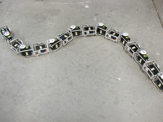 Robot được thiết kế dựa trên chuyển động của rắn để khám phá đa dạng địa hình. Ảnh: NASA