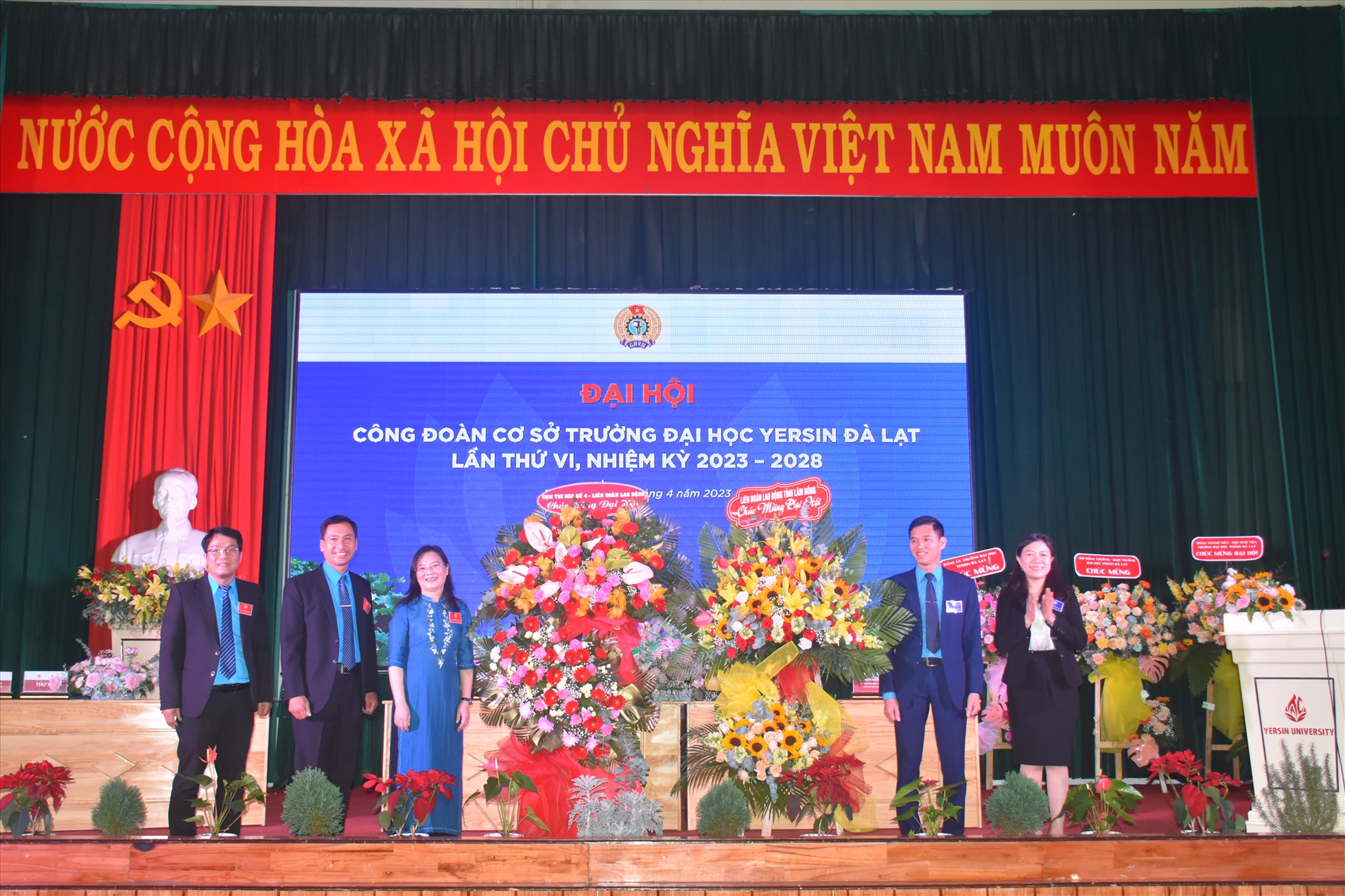 Đại biểu chúc mừng Đại hội Công đoàn Trường Đại học Yersin lần thứ VI, nhiệm kỳ 2023 - 2028. Ảnh: Bảo Anh