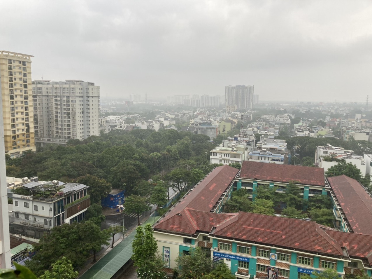 Nhiều nơi tại TP Hồ Chí Minh trời âm u, có mưa rào nhẹ. Ảnh: Huyền Trân