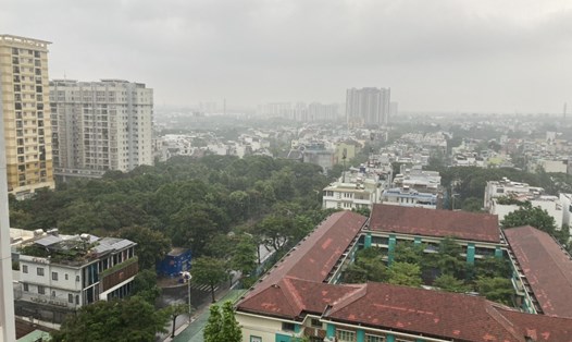 Nhiều nơi tại TP Hồ Chí Minh trời âm u, có mưa rào nhẹ. Ảnh: Huyền Trân
