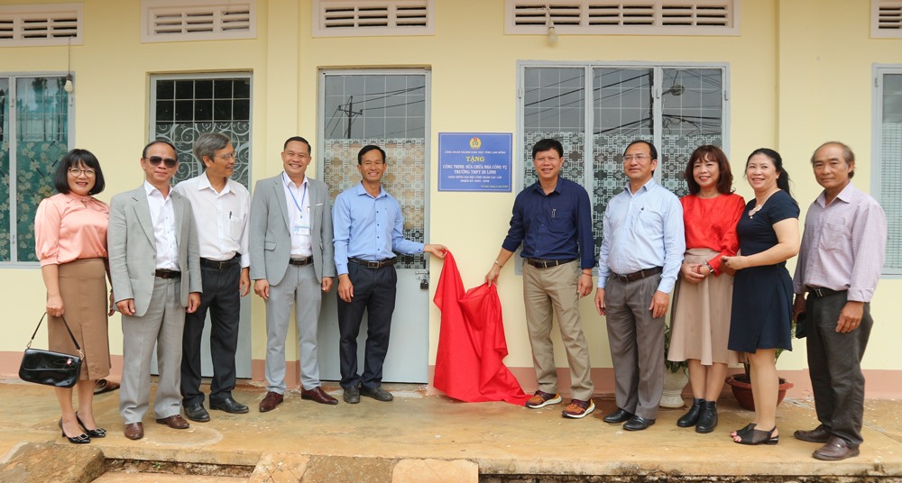 Công đoàn ngành giáo dục tỉnh Lâm Đồng bàn giao nhà công vụ cho Trường THPT Di Linh. Ảnh: Đức Thiệm