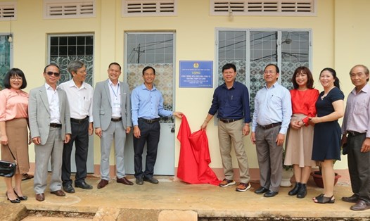 Công đoàn ngành giáo dục tỉnh Lâm Đồng bàn giao nhà công vụ cho Trường THPT Di Linh. Ảnh: Đức Thiệm