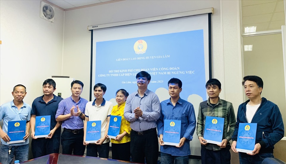 Ông Nguyễn Đức Thể (thứ tư từ phải sang), Chủ tịch Liên đoàn Lao động huyện Gia Lâm, trao hỗ trợ cho các đoàn viên, người lao động. Ảnh: Công đoàn Gia Lâm