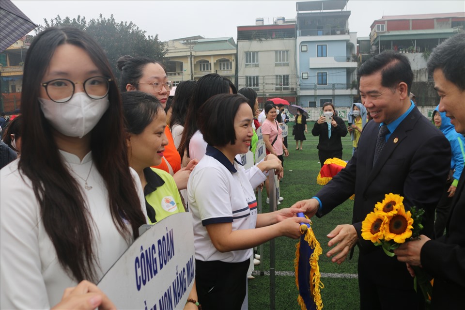 Phó Chủ tịch Liên đoàn Lao động Thành phố Hà Nội Nguyễn Huy Khánh trao Cờ lưu niệm cho các đội tham gia Hội khoẻ. Ảnh: CĐHK