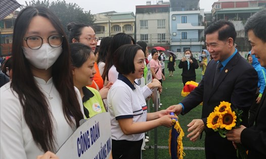 Phó Chủ tịch Liên đoàn Lao động Thành phố Hà Nội Nguyễn Huy Khánh trao Cờ lưu niệm cho các đội tham gia Hội khoẻ. Ảnh: CĐHK