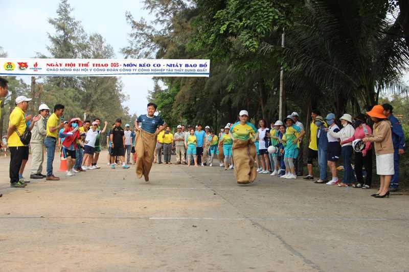 Các vận động viên thi đấu môn nhảy bao bố. Ảnh: CĐCS
