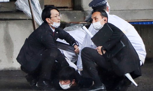 Nghi phạm ném bom khói trong chuyến thăm của Thủ tướng Nhật Bản Kishida Fumio bị khống chế. Ảnh: AFP