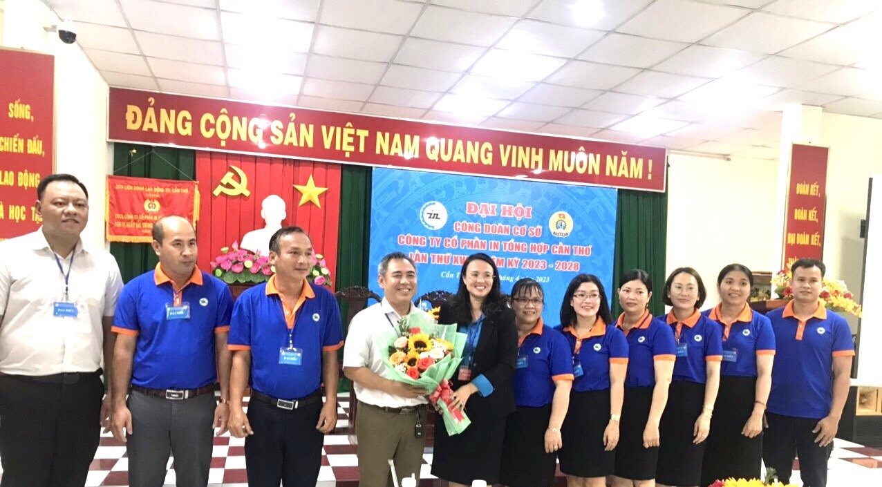 Chủ tịch LĐLĐ TP Cần Thơ tặng hoa chúc mừng Ban chấp hành nhiệm kì mới. Ảnh: CĐCS Công ty Cổ phần in tổng hợp Cần Thơ