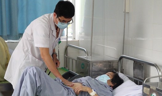 Bác sĩ khám cho bệnh nhân mắc COVID-19 ở Hà Nội. Ảnh: Minh Ánh