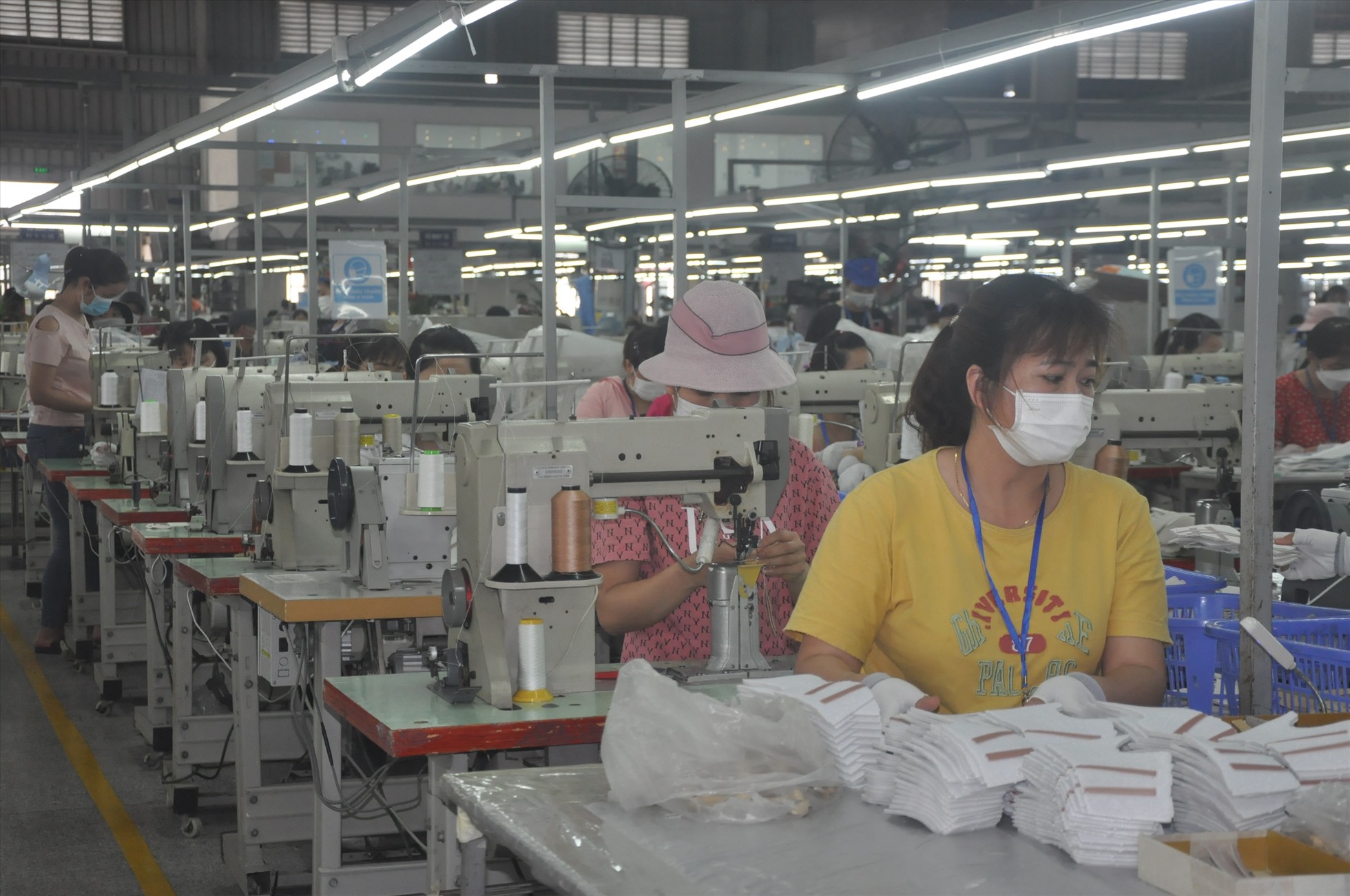 Công nhân ngành may mặc trong giờ làm việc. Ảnh minh hoạ: Bảo Hân