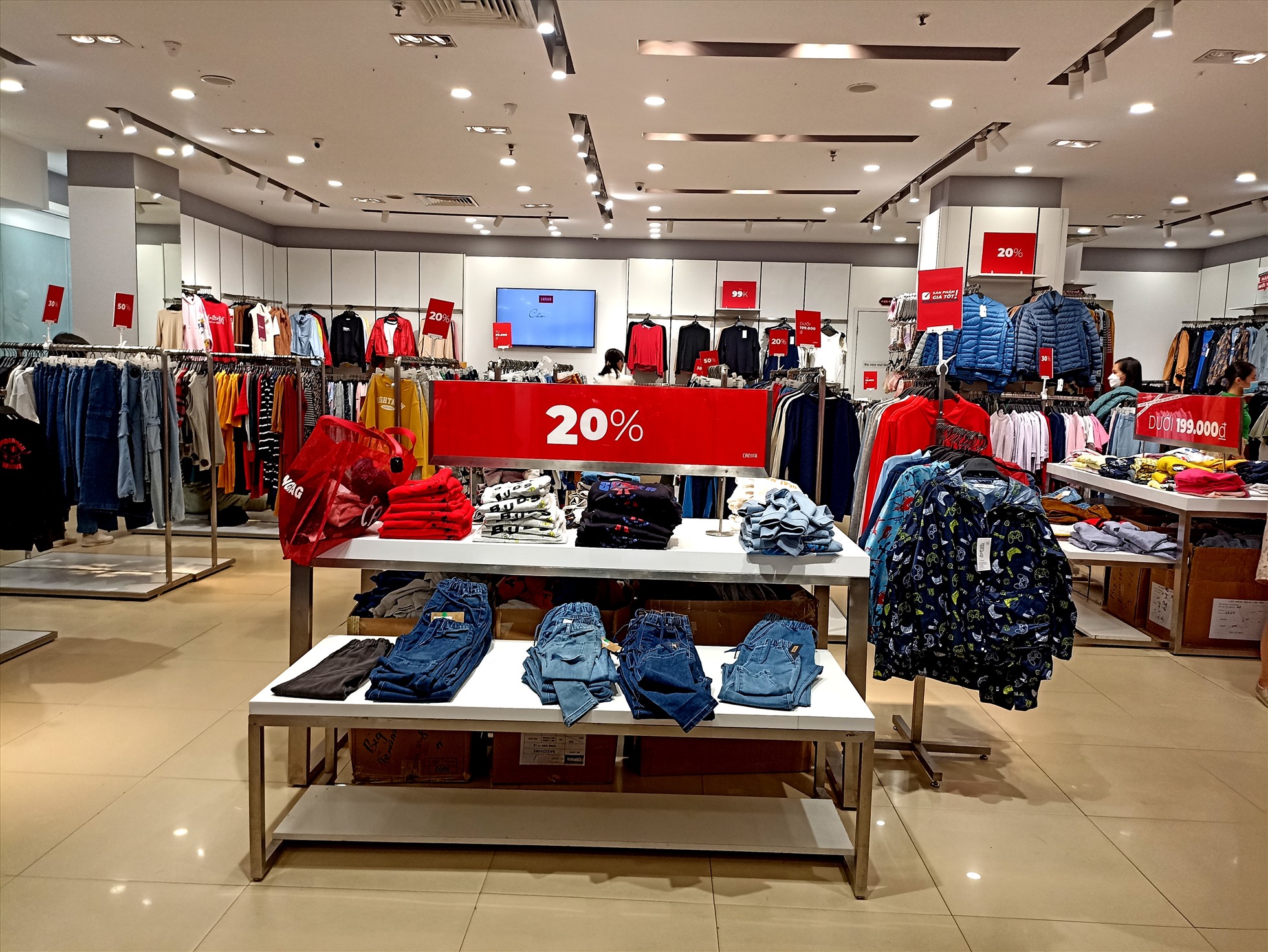 Bán lẻ truyền thống đang dần thất thế. Ảnh: Thu Giang