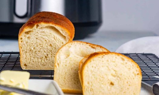 Bánh mì gối có thể dễ dàng làm bằng nồi chiên không dầu. Ảnh: Quốc Chung