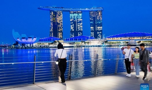 Marina Bay Sands thắp sáng màu xanh để đánh dấu Ngày Nước Thế giới tại Singapore. Ảnh: Xinhua